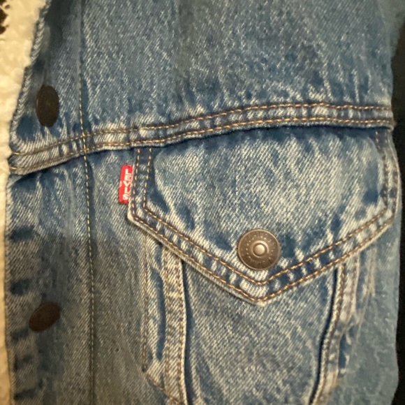 Levi's Men's Denim Sherpa Lined Insulated Trucker Denim Jacket, Light Wash, S - Picture 4 of 12
